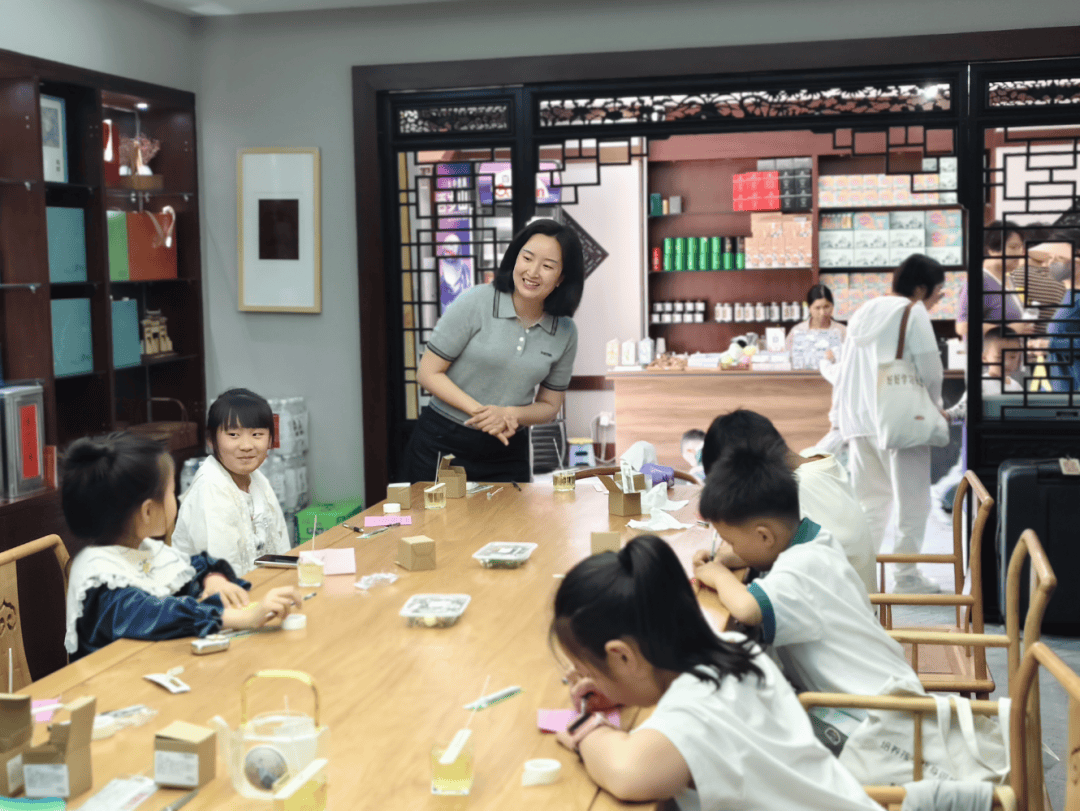 博举办“以香传情·手作感恩”母亲节主题社教活动CQ9电子有限公司以传统工艺致敬母
